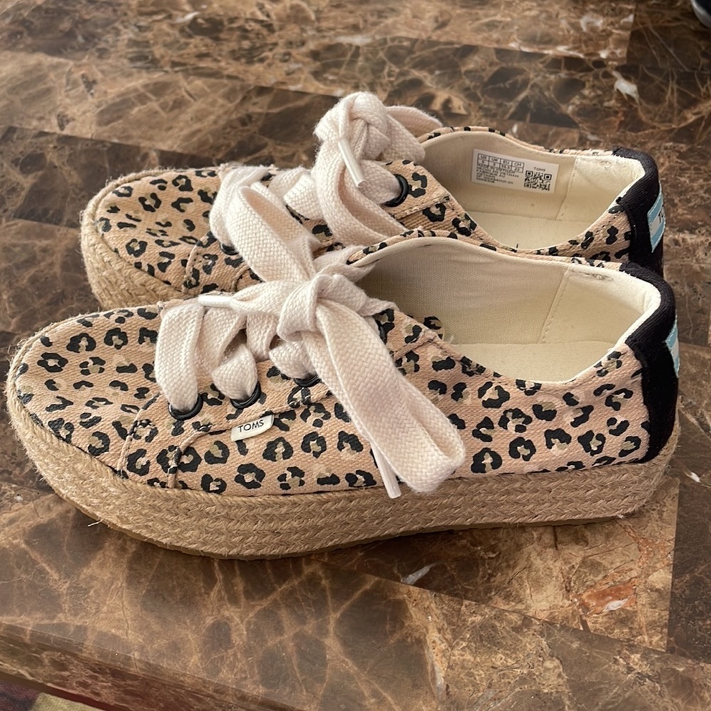 TOMS - Picture 2 of 6